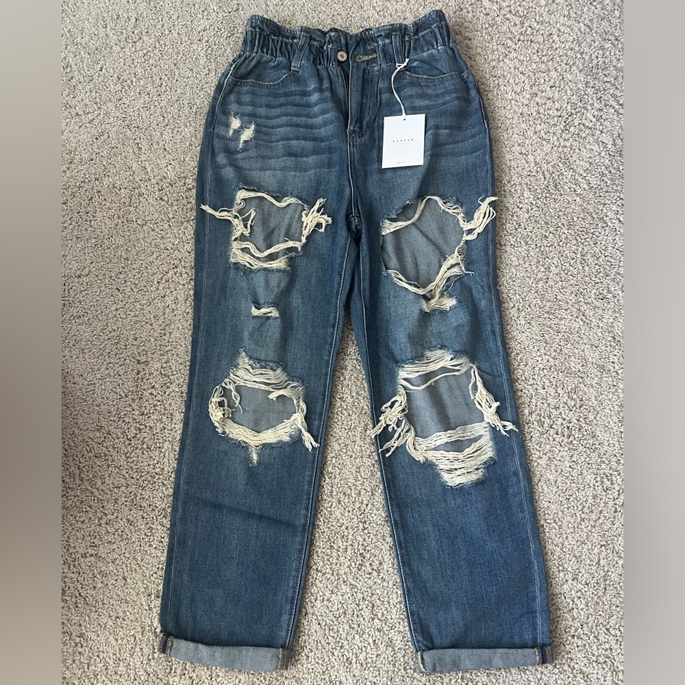 Kancan High Waisted Mom Jeans Size 27. NWT
